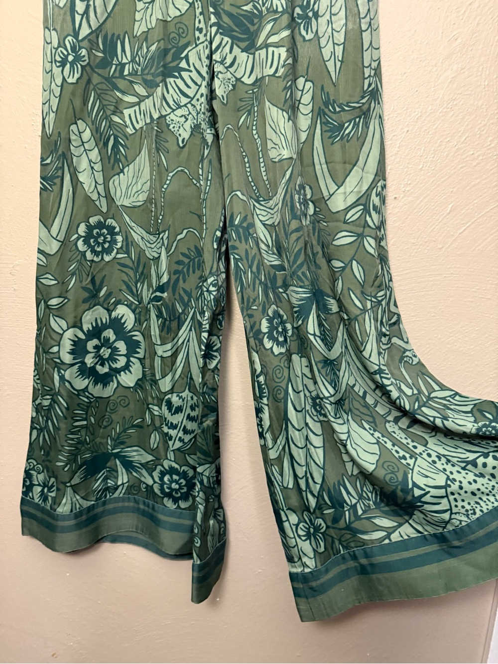 Farm Rio x Anthropologie Satin Green Floral Jungle Print Pants Size Small - Picture 4 of 10